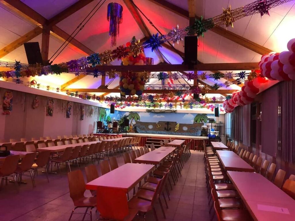 Geschmückte Nimstalhalle vor der Kappensitzung