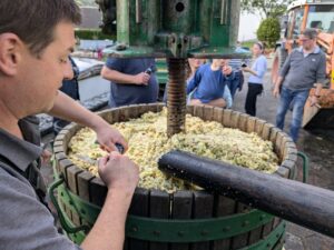 IMG_20241005_165437.jpg_compressed-min Michael Servatius beim Keltern